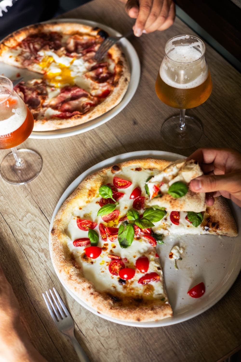 Pizza cotta nel forno a legna alla Pizzeria Al Combri