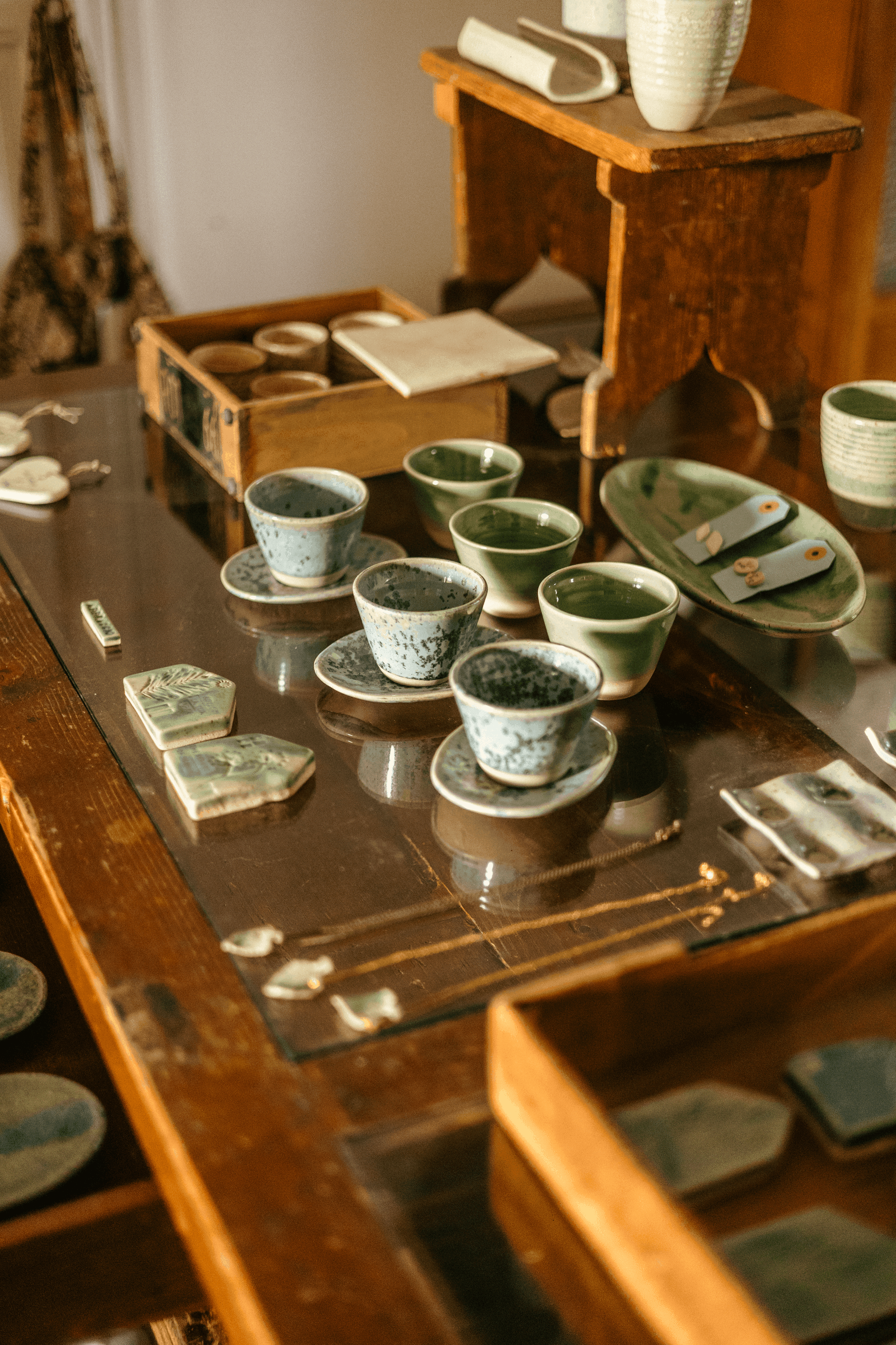 Laboratorio di ceramica con argilla e strumenti artigianali