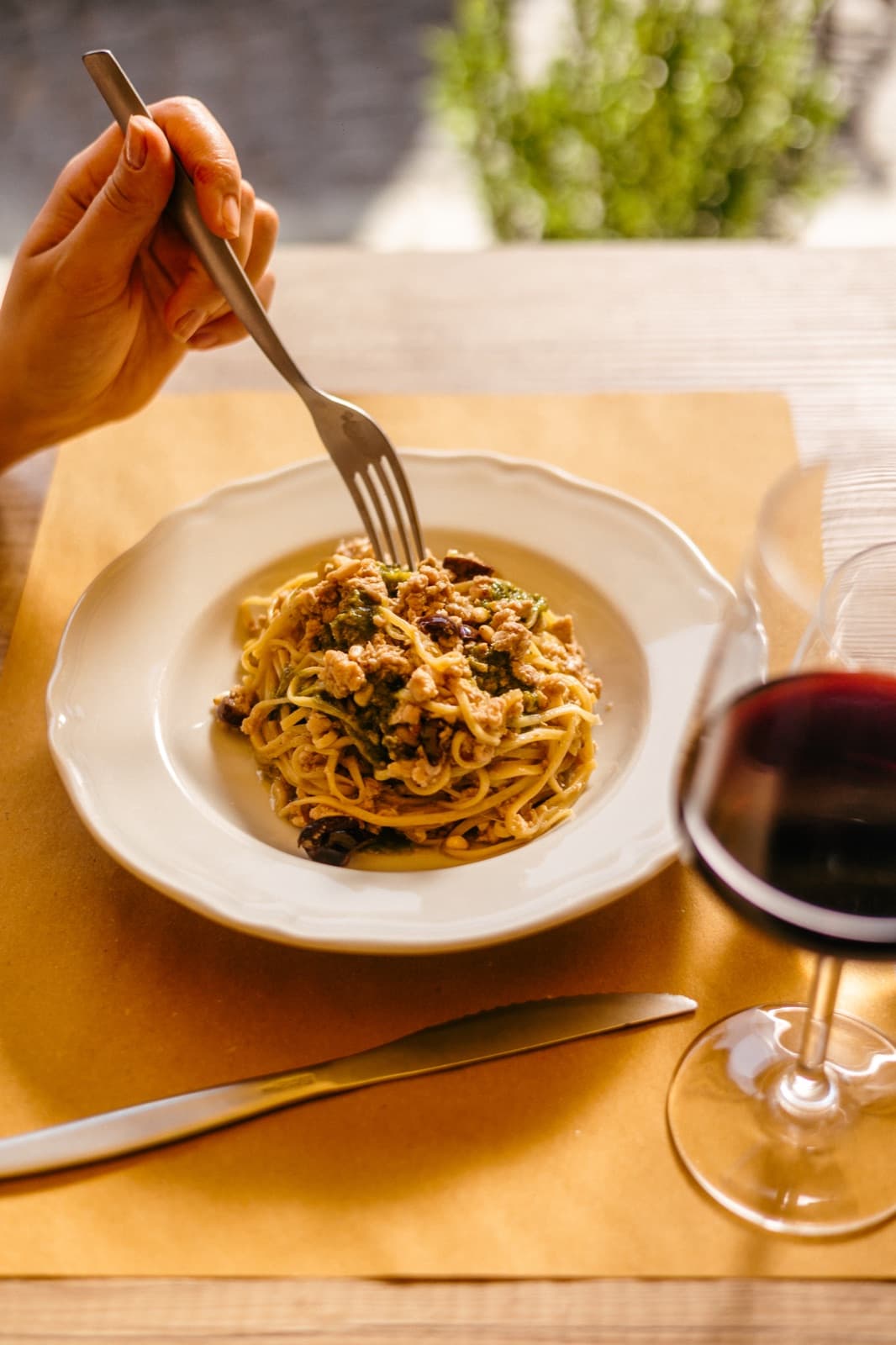 Piatto di pasta della tradizione monferrina con un calice di vino