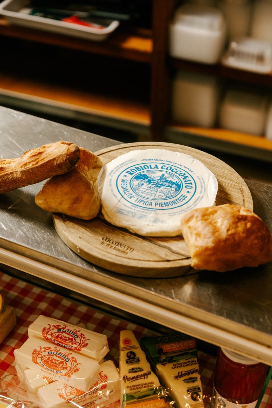 Banco di gastronomia con salumi e formaggi piemontesi